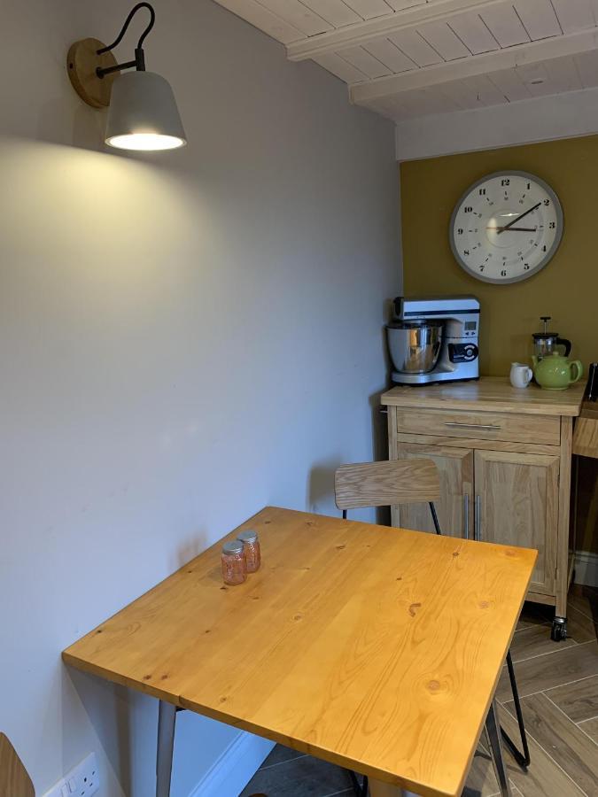 Min-Y-Fford Sleeps 6 Plus Pet Newport  Exterior foto